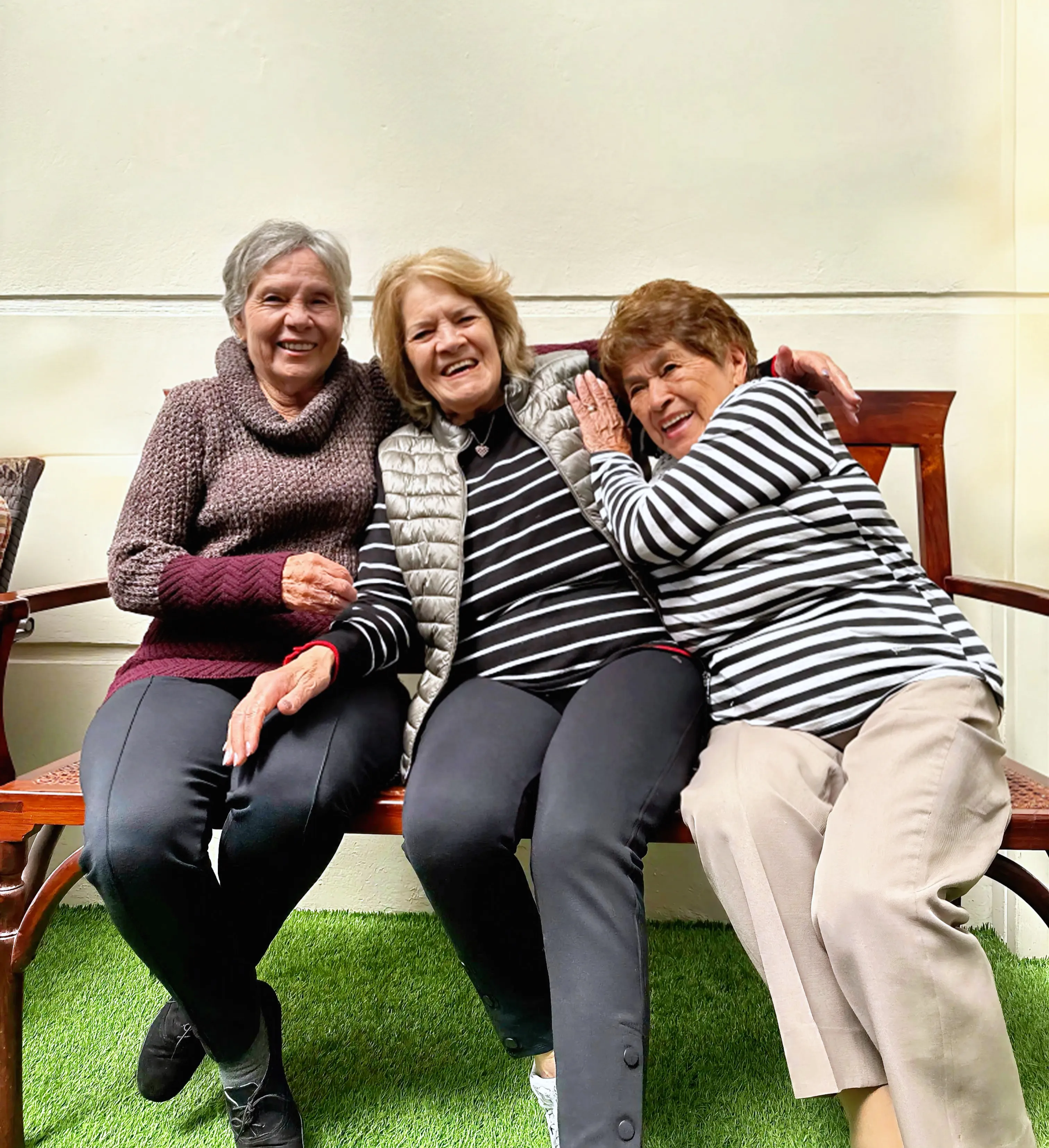 Adultos mayores felices participando en actividades del Club de la Memoria